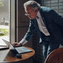 Poly Voyager Free 60+ UC Écouteurs Bluetooth avec ANC, Écran Tactile, Étui de Charge USB-C, Port 3.5mm - Noir Charbon