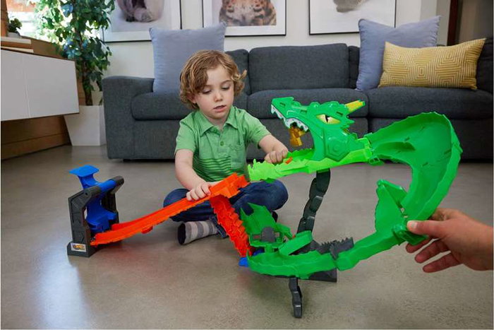 Mattel - Piste Hot Wheels Monster Trucks Sharks vs Dinos Dragon Destruction avec 2 Voitures - Jouet Circuit - 53,34x60x35,56 cm