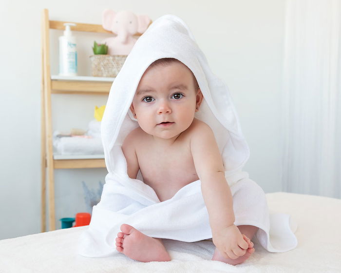 KioKids Toilette de Bain pour Bébé en Bambou Blanc 76x76 cm avec Capuche - Doux, Absorbant, Certifié Oeko-Tex - Écofriendly +0 mois