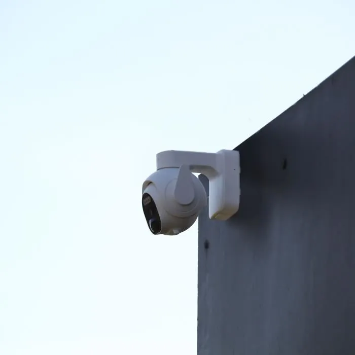 Dio Connected Home - Caméra de sécurité extérieure WiFi 3MP avec vue 350° - Lot de 2 caméras rotatives à batterie longue durée et vision nocturne