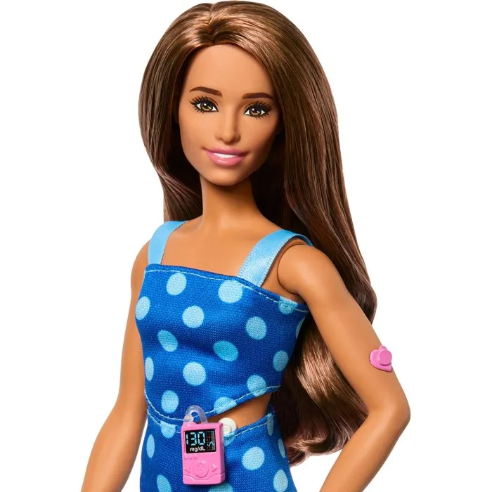 Barbie HYT97 Poupée Fashionistas avec robe bleue à pois, pompe à insuline et sac - Jeu d'imagination pour enfants dès 3 ans Barbie HYT97 Poupée Fashionistas avec robe bleue à pois, pompe à insuline et sac - Jeu d'imagination pour enfants dès 3 ans