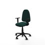 Chaise de bureau Aýna avec mécanisme de contact permanent de base, rembourrée en simili cuir vert bouteille. Équipée d'une base en polyamide noir, d'accoudoirs 1D et de roulettes pour parquet.