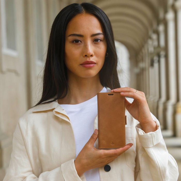 dbramante1928 Lynge Étui Portefeuille pour iPhone 14 Plus en Cuir Pleine Fleur Détachable, Protection Chocs, Chargement Sans Fil, Blocage RFID, Tan
