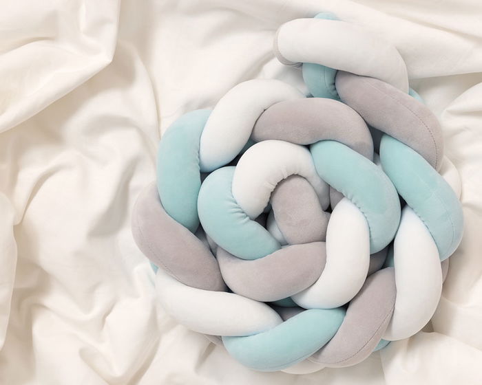 KioKids Protector de lit bébé et crible en tresse pour cribble et lit 1,50 mètres avec garniture bleu et gris, idéal chichonera et sécurité KioKids Protector de lit bébé et crible en tresse pour cribble et lit 1,50 mètres avec garniture bleu et gris, idéal chichonera et sécurité