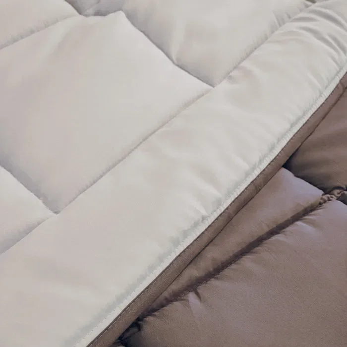 POYET MOTTE HUDSON - Couette d'été légère en microfibre - 200 g/m² - Couleur taupe et lin - Dimensions 140 x 200 cm POYET MOTTE HUDSON - Couette d'été légère en microfibre - 200 g/m² - Couleur taupe et lin - Dimensions 140 x 200 cm