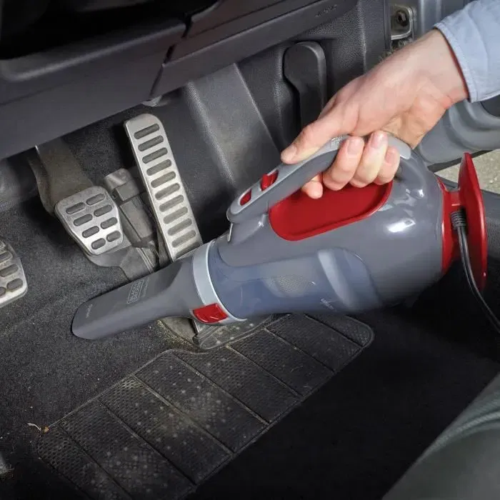 Black + Decker ADV1200-XJ Aspirateur de voiture à main 12V 12,5 AW - Rouge/Gris - Connexion allume-cigare, système cyclonique, capacité 610 ml Black + Decker ADV1200-XJ Aspirateur de voiture à main 12V 12,5 AW - Rouge/Gris - Connexion allume-cigare, système cyclonique, capacité 610 ml