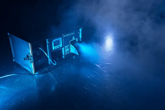 ALGAMLIGHT Machine à Brouillard 1500W H1500-PRO avec Flight Case DMX pour Scène et Événements