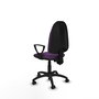 Chaise de bureau Algarra avec mécanisme de contact permanent à double poignée, recouverte de tissu violet. Équipée d'une base en polyamide noir, d'accoudoirs fixes et de roulettes autobloquantes.