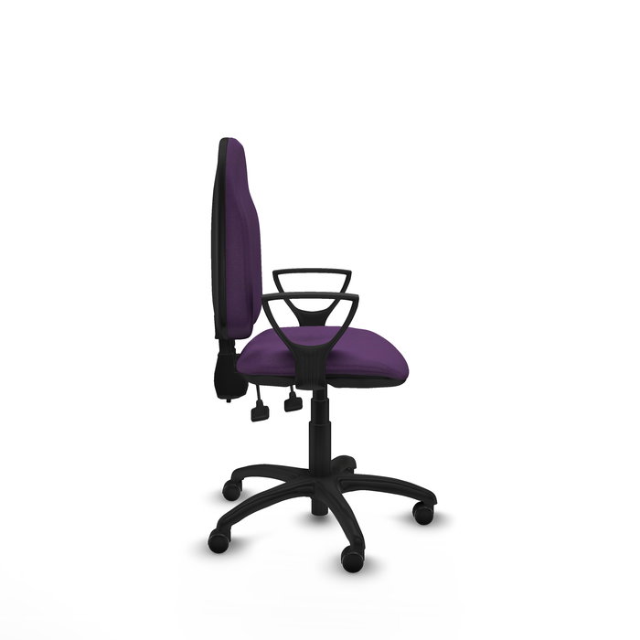Chaise de bureau Algarra avec mécanisme de contact permanent à double poignée, recouverte de tissu violet. Équipée d'une base en polyamide noir, d'accoudoirs fixes et de roulettes autobloquantes.