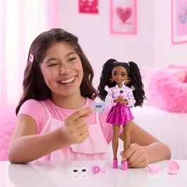 Barbie JKP51 - Poupée Barbie Dream Besties Brooklyn avec Accessoires - Fille 4 ans et plus - Jeu Créatif et de Rôle - Tenue Tendance et Cheveux à Tresser - EAN 0194735354252
