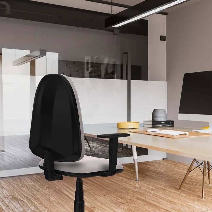 Chaise de bureau Aýna avec mécanisme de contact permanent de base, rembourrée en simili cuir turquoise. Équipée d'une base en polyamide noir, d'accoudoirs 1D et de roulettes en nylon de 50 mm.