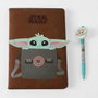 Cerdá - Set de papeterie The Mandalorian Grogu - Boîte de rangement 24 x[SVP RÉPONDRE UNIQUEMENT AVEC LE JSON DEMANDÉ, SANS AUCUN TEXTE SUPPLÉMENTAIRE] [{