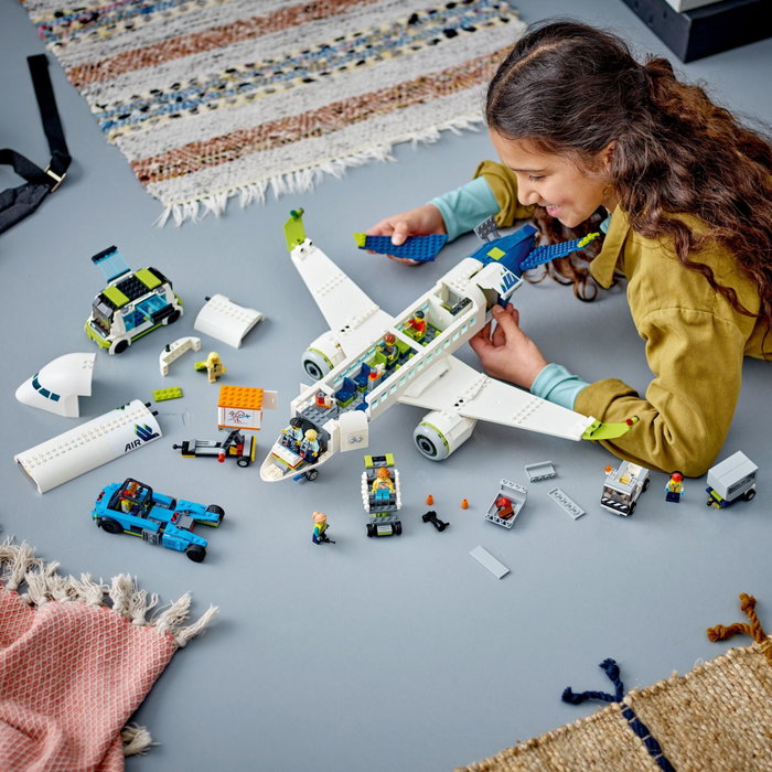 LEGO City 60367 L'Avion de Ligne avec véhicules d'aéroport et 9 minifigurines