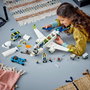 LEGO City 60367 L'Avion de Ligne avec véhicules d'aéroport et 9 minifigurines