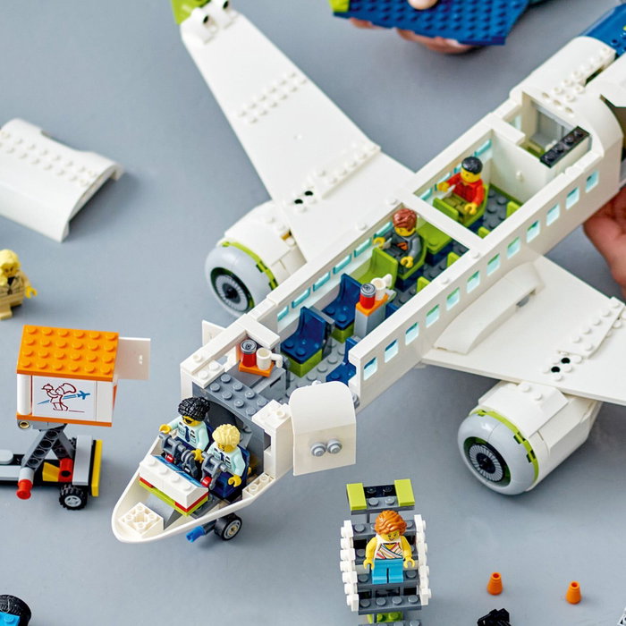 LEGO City 60367 L'Avion de Ligne avec véhicules d'aéroport et 9 minifigurines