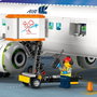 LEGO City 60367 L'Avion de Ligne avec véhicules d'aéroport et 9 minifigurines