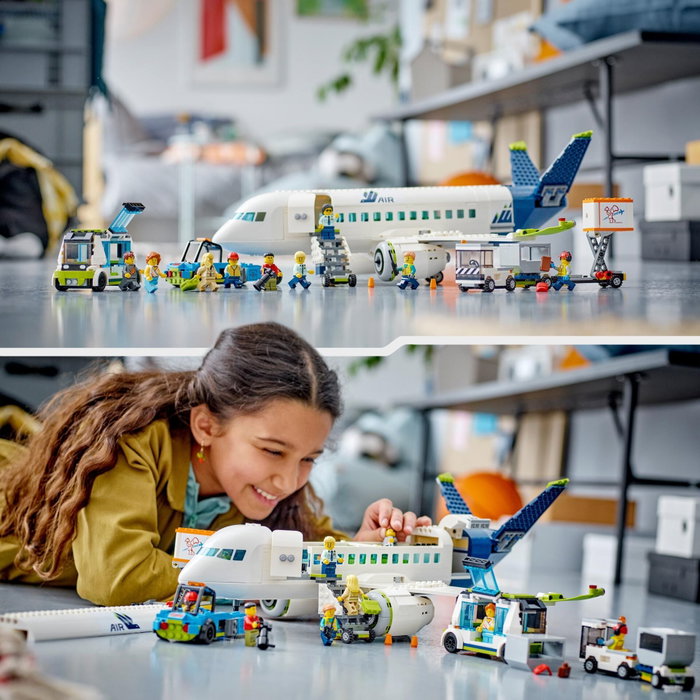 LEGO City 60367 L'Avion de Ligne avec véhicules d'aéroport et 9 minifigurines
