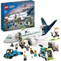 LEGO City 60367 - L'avion de ligne jouet avec bus d'aéroport, remorqueur, camion à bagages et 9 minifigurines, pour enfants dès 7 ans
