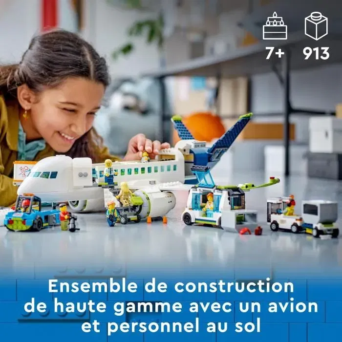 LEGO City 60367 - L'avion de ligne jouet avec bus d'aéroport, remorqueur, camion à bagages et 9 minifigurines, pour enfants dès 7 ans