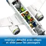 LEGO City 60367 - L'avion de ligne jouet avec bus d'aéroport, remorqueur, camion à bagages et 9 minifigurines, pour enfants dès 7 ans