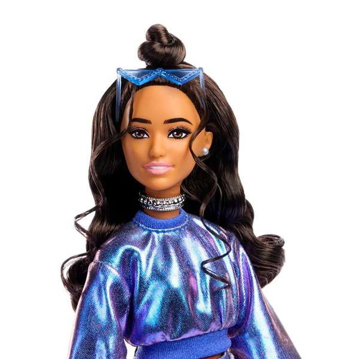 Barbie Poupée Deluxe Style avec haut et jupe bleu métallisé, brune