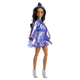 Barbie JFP42 - Poupée Deluxe Style, Poupée Brune Articulée Vêtue d'un Ensemble Bleu Métallisé Jupe et Sweat avec Accessoires de Mode, Jouet pour Enfant 4 Ans et Plus