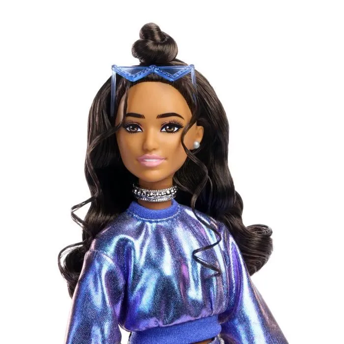 Barbie JFP42 - Poupée Deluxe Style, Poupée Brune Articulée Vêtue d'un Ensemble Bleu Métallisé Jupe et Sweat avec Accessoires de Mode, Jouet pour Enfant 4 Ans et Plus Barbie JFP42 - Poupée Deluxe Style, Poupée Brune Articulée Vêtue d'un Ensemble Bleu Métallisé Jupe et Sweat avec Accessoires de Mode, Jouet pour Enfant 4 Ans et Plus