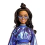 Barbie JFP42 - Poupée Deluxe Style, Poupée Brune Articulée Vêtue d'un Ensemble Bleu Métallisé Jupe et Sweat avec Accessoires de Mode, Jouet pour Enfant 4 Ans et Plus