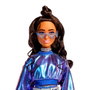 Barbie Poupée Deluxe Style avec haut et jupe bleu métallisé, brune