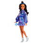 Barbie Poupée Deluxe Style avec haut et jupe bleu métallisé, brune