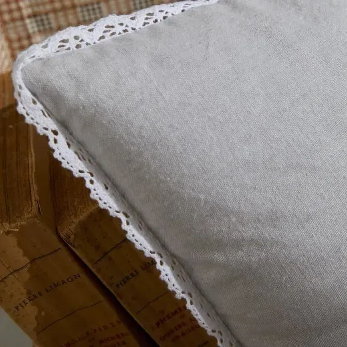 Today Coussin Charme 40 x 40 cm - Housse en Coton et Dentelle Blanche avec Garnissage Polyester, Zip Invisible - Décoration d'Intérieur Élégante