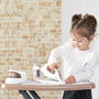Smoby - Table à repasser centrale vapeur avec fer et accessoires (flacon, cintres, pinces) - Jeu d'imitation pour enfant à partir de 3 ans - Fabrication française