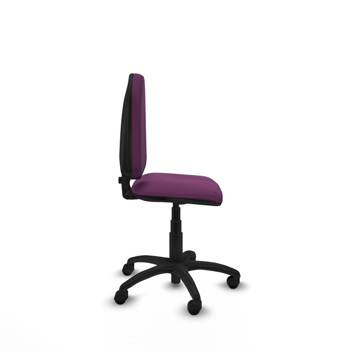 Chaise de bureau Aýna avec mécanisme de contact permanent de base, rembourrée de simili cuir violet. Équipée d'une base en polyamide noir, sans accoudoirs et de roulettes en nylon de 50 mm.