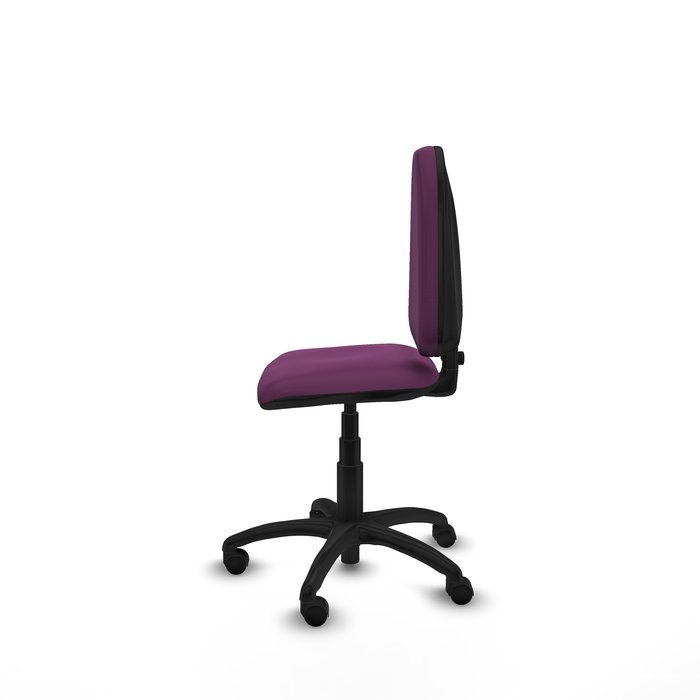 Chaise de bureau Aýna avec mécanisme de contact permanent de base, rembourrée de simili cuir violet. Équipée d'une base en polyamide noir, sans accoudoirs et de roulettes en nylon de 50 mm.