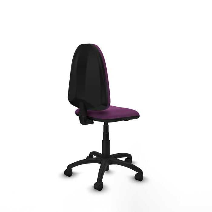 Chaise de bureau Aýna avec mécanisme de contact permanent de base, rembourrée de simili cuir violet. Équipée d'une base en polyamide noir, sans accoudoirs et de roulettes en nylon de 50 mm.