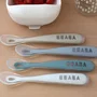 Beaba - Lot de 4 cuillères en silicone 1er âge - Set de couleurs Galet, Bleu nuage, Bleu baltique, Argile - Pour bébé dès 4 mois
