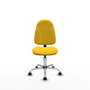 Chaise de bureau Algarra avec mécanisme de contact permanent de base, rembourrée en simili cuir jaune. Équipée d'une base chromée, sans accoudoirs et de roulettes en nylon de 50 mm.