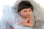 Llorens - Poupée nouveau-né Nico avec coussin gris 40 cm - Jouet en peluche pour enfants dès 3 ans - Version espagnole