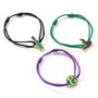 THE CARAT SHOP Set de 2 Bracelets Ajustables Wicked - Elphaba et Glinda avec Charme Chapeau, Fiole et Initial E en Alliage de Zinc, 15 cm