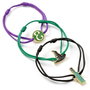 THE CARAT SHOP Set de 2 Bracelets Ajustables Wicked - Elphaba et Glinda avec Charme Chapeau, Fiole et Initial E en Alliage de Zinc, 15 cm