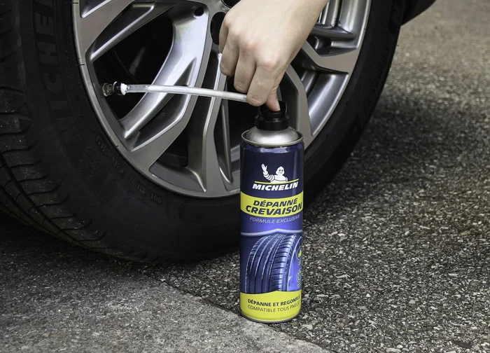 Michelin - Dépannage Crevaison et Regonflage 500 ml, sans Démontage, Solution Urgence pour Pneus Tourisme, SUV, Utilitaire, Remorque, Compatible Toutes Marques