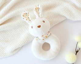 KioKids Sonajero en Peluche - Sonajero Bébé Lapin en Polyester Blanc pour Stimulation Sensorielle - Jouet d'Éveil Recommandé dès 0 Mois