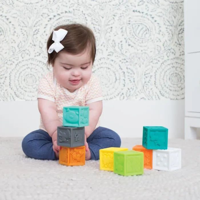 Infantino Set Sensoriel 20 Pièces - Set d'Éveil avec Balles, Animaux Aspergeurs et Cubes Colorés, Souples et Doux pour Bébé