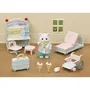 Sylvanian Families - Coffret Docteur du Village Modèle 5705 - Figurine Maman Chat Persan et Accessoires - Cabinet Médical