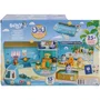 Bluey Avion 3 en 1 Transformable - Set de Jeu Géant 70 cm avec Figurines Articulées Bluey et Bingo, Hôtel Plage Piscine, Bateau, Sons et Accessoires - Jeu d'Imitation