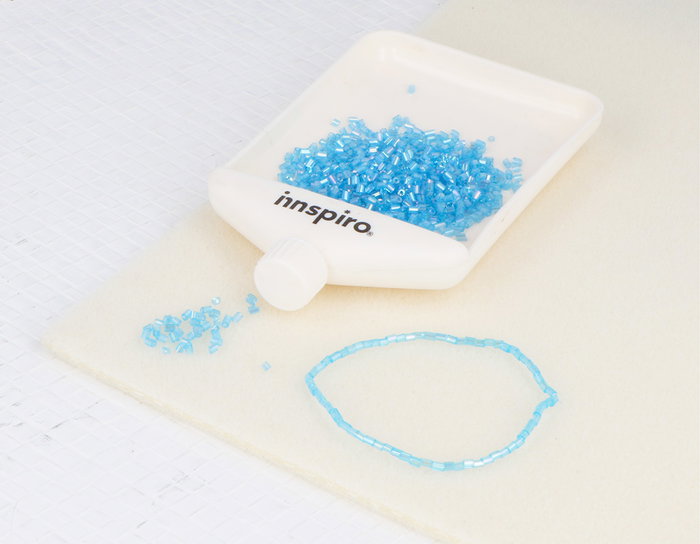 Innspiro Rocaille de verre cylindre mini aurora boreale bleu clair diam. 2x2mm, 100g Pot