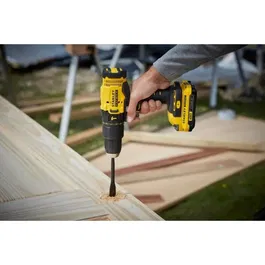 Stanley Fatmax Perceuse-visseuse à percussion sans fil 18V V20 (SFMCD711D22-QW) - Brushless, 50 Nm, avec 2 batteries 2,0 Ah et chargeur