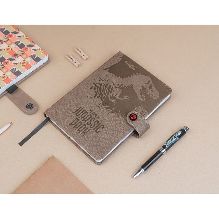 ERIK - Carnet A5 Jurassic Park Premium 92 Pages avec Stylo Projecteur Logo - Couverture Rigide Fermeture Bouton Pressoir ERIK - Carnet A5 Jurassic Park Premium 92 Pages avec Stylo Projecteur Logo - Couverture Rigide Fermeture Bouton Pressoir