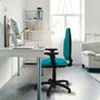 Chaise de bureau Algarra avec mécanisme Contact permanent de base, rembourrée de tissu vert pétrole. Équipée d'une base en polyamide noir, d'accoudoirs 2D et de butées.