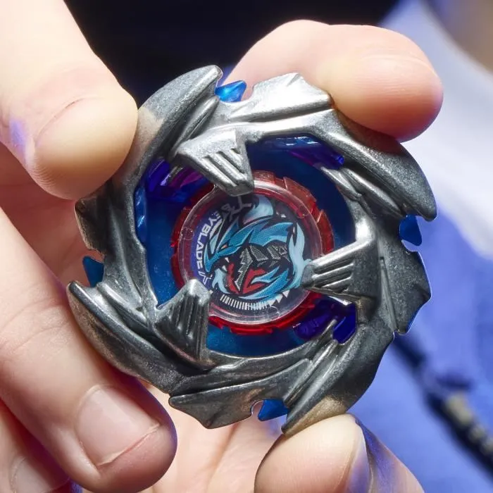 Beyblade Toupie Beyblade X Cobalt Dragoon 2-60C avec Lanceur à Corde Deluxe - Rotation Gauche, Type Attaque - Pour Enfants de 8 Ans et Plus